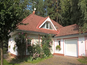 Stugans exteriör [sommar]