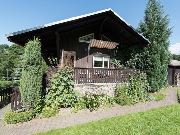Stugans exteriör [sommar]