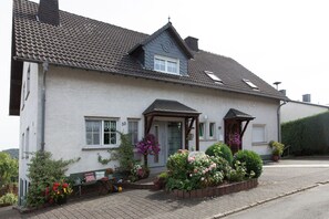 Außenseite Ferienhaus [Sommer]