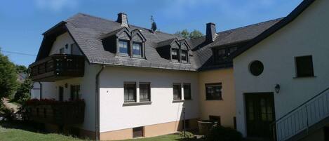 Außenseite Ferienhaus [Sommer]