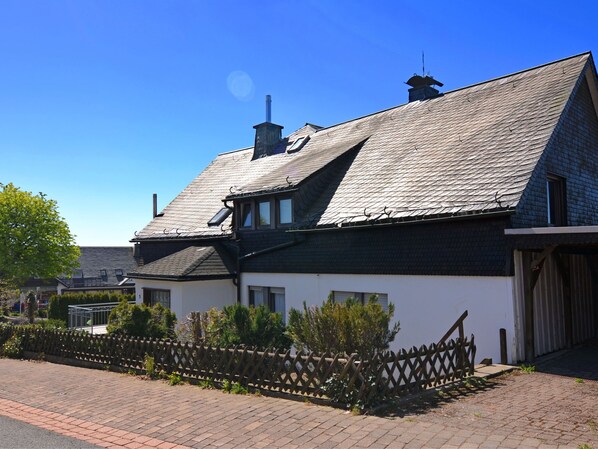 Stugans exteriör [sommar]