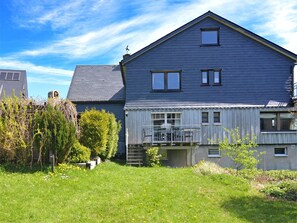 Stugans exteriör [sommar]