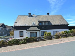 Stugans exteriör [sommar]
