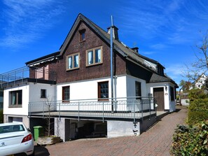 Stugans exteriör [sommar]