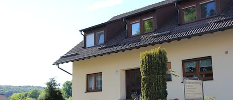 Außenseite Ferienhaus [Sommer]