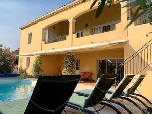 Außenseite Ferienhaus [Sommer]