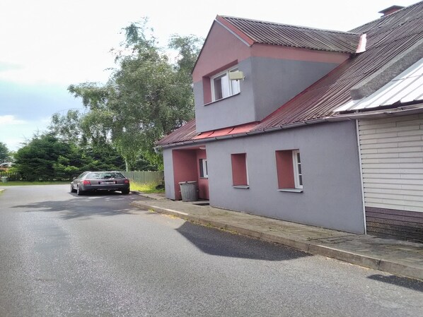 Außenseite Ferienhaus [Sommer]