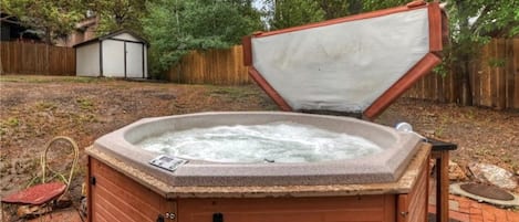 Jacuzzi for 6-7 people. Cleaned after every stay 