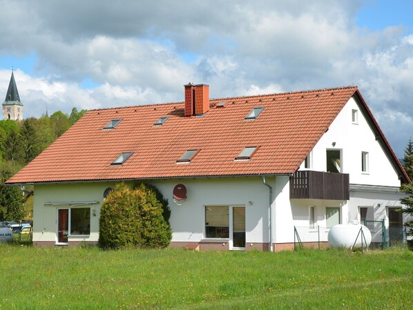 Außenseite Ferienhaus [Sommer]