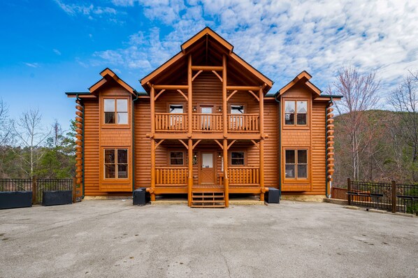 Beautiful 12 bed / 12 bath log cabin located in popular Black Bear Resort.