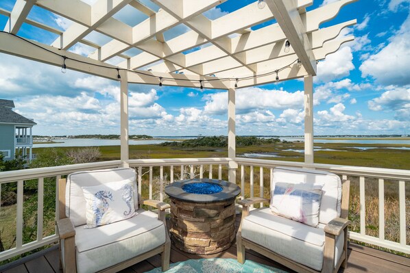 Spectacular views of Bogue Sound and Hoop Pole Creek