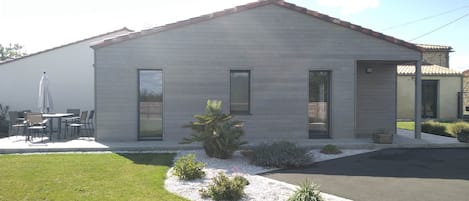 Le gîte de la Bultière en ossature bois avec 2 terrasse et 1 grand jardin