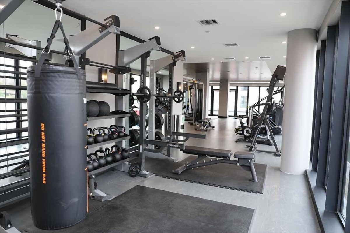 Upscale Double King Suite| Fitness Center | Mott Haven