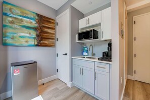 Bronx Studio Full + Bal Kitchen