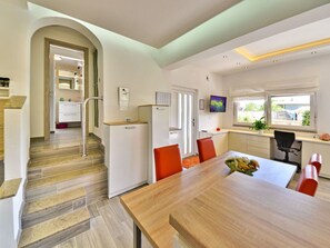 Möbel, Tabelle, Gebäude, Couch, Holz, Stuhl, Fenster, Cabinetry, Flooring, Wohnzimmer