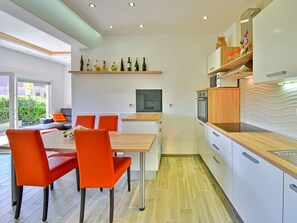 Möbel, Countertop, Cabinetry, Stuhl, Küche, Regal, Holz, Tabelle, Orange, Schublade