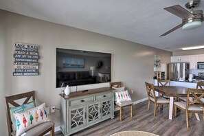 Living Room | Central Air Conditioning/Heating | Smart TV