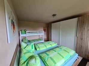 Ferienwohnung 4, 55 qm, 1. Stock, 1 separates Schlafzimmer-Schlafzimmer mit Doppelbett und Etagenbett