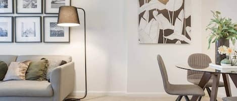 Lounge & Dining