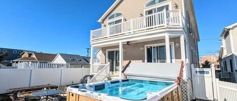 Welcome to Waves 'n Wooder! Full Home, on a quiet bay-block complete with a SwimSpa, private backyard, Ping Pong, Open-Concept Living and much more :)