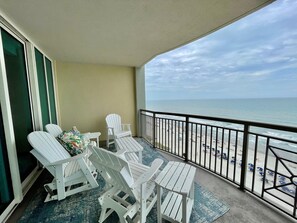 Huge balcony! New furnishings!!