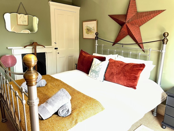 Master bedroom, king size , pocket sprung ,British-made luxury mattress 