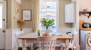 Dining area in the open plan kitchen diner