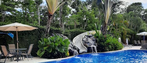 Lovely pool, shallow at one end and Jacuzzi section at the other.