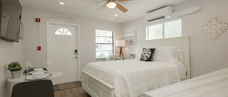 Studio unit with Queen size bed, 50" Smart TV and a Split type AC.