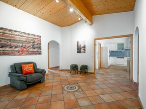 Bilderrahmen, Halle, Holz, Zimmerpflanze, Flooring, Fussboden, Interior Design, Couch, Haus, Wohnzimmer