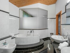 Robinet, Évier, Luminaire Plomberie, Cabinetry, Lavabo, Blanc, Comptoir, Salle De Bains, Bâtiment, Bois