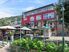 Pflanze, Himmel, Gebäude, Wolke, Fenster, Baum, Urban Design, Freizeit, Grundeigentum, Stadt