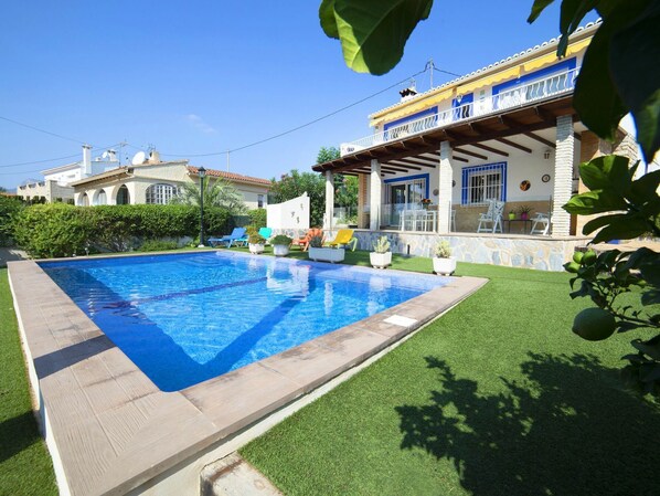 Plant, Sky, Water, Building, Azure, Window, Shade, Swimming Pool, House, Land Lot