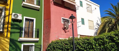 Bâtiment, Fenêtre, Propriété, Plante, Ciel, Vert, Bleu Azur, Bleu, Feuille, Jaune