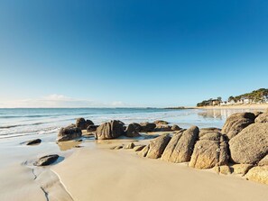 Blue, Beach, Water, Body Of Water, Daytime, Coast, Natural Environment, Shore, Coastal And Oceanic Landforms, Horizon