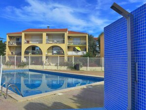 Water, Cloud, Sky, Property, Daytime, Blue, Plant, Building, Azure, Swimming Pool