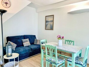 Möbel, Tabelle, Eigentum, Couch, Azurblau, Interior Design, Beleuchtung, Wohnzimmer, Fussboden, Wand