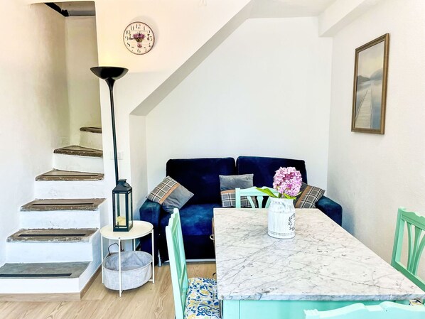 Möbel, Eigentum, Bilderrahmen, Tabelle, Couch, Azurblau, Gebäude, Interior Design, Textil, Komfort