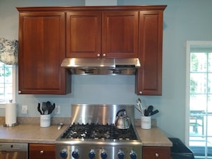 6-burner Thermador, gas stove. Double ovens too. Great place to cook for crew.