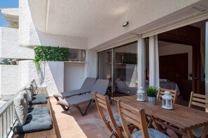 屋外ダイニングエリア
