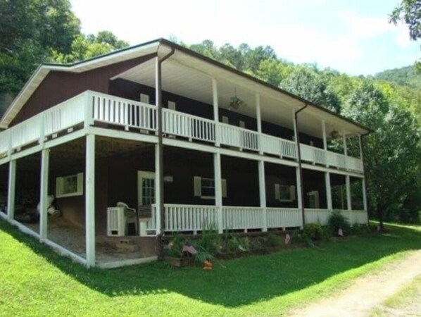 Spacious Three Bedroom Cabin In Bryson City, NC