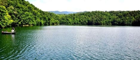 Nearby Fontana Lake For Boating, Fishing and Kayaking