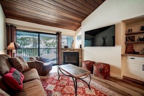 Indoors, Home Decor, Furniture, Living Room, Coffee Table