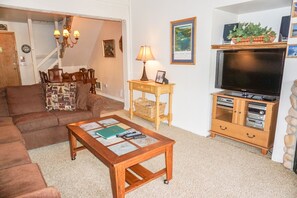 Living Room, Room, Indoors, Screen, Flooring