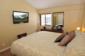 Bed, Furniture, Bedroom, Indoors, Room