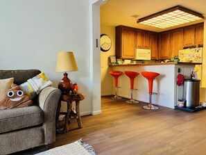 Indoors, Lamp, Furniture, Living Room, Floor