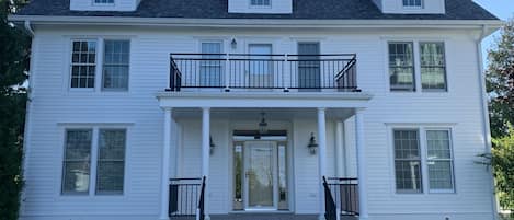 5 Bedroom All private bath in the Heart of Egg Harbor