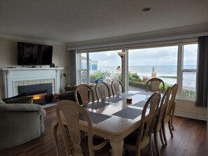 Relax by the sea - enjoy the view and amazing storm watching in fall & winter!