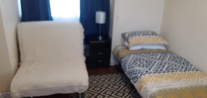 Living room with TV ànd sofa bed