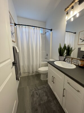 Tub/shower combo, first aid kit, blow dryer and clean towels provided 